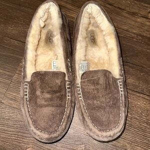 Uggs shearling lined tan moc toe size 8/39 slippers